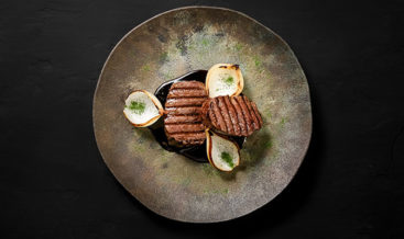 Filet Mignon com molho de shoyo e cebola tostada