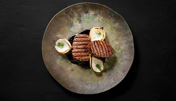Filet Mignon com molho de shoyo e cebola tostada